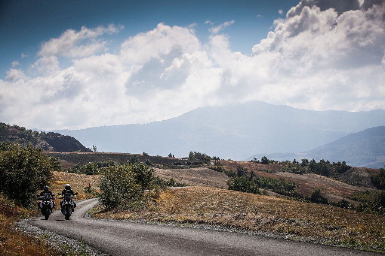 Aprilia Tuono V4 VS KTM 1290 Super Duke GT: la SFIDA delle hypernaked!